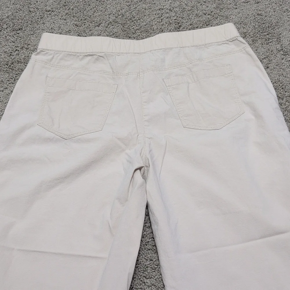 Chicos Pull On Khaki Straight Leg‎ Ankle Or Cropped Pants Size 1(8) Lightweight